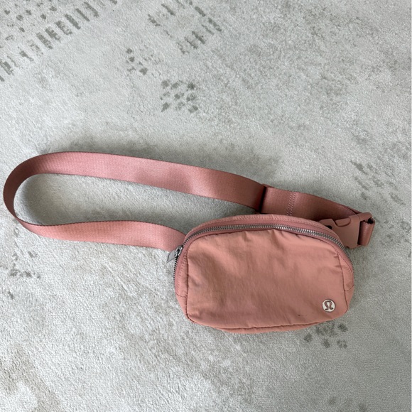 Lululemon Everywhere Belt Bag - Picture 2 of 4